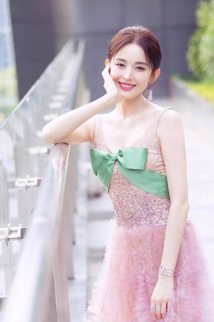 古力娜扎最新写真颜值爆表，看她背后的魅力的穿搭密码！-7