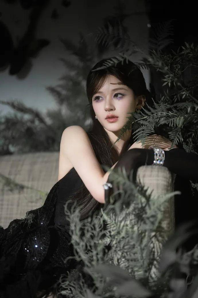赵露思穿黑色露背短裙超魅惑！肤白貌美大长腿性感妖艳-3