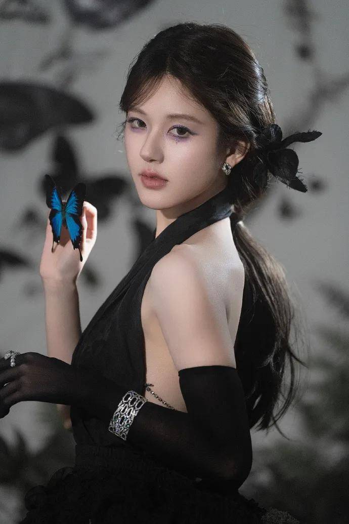 赵露思穿黑色露背短裙超魅惑！肤白貌美大长腿性感妖艳-1