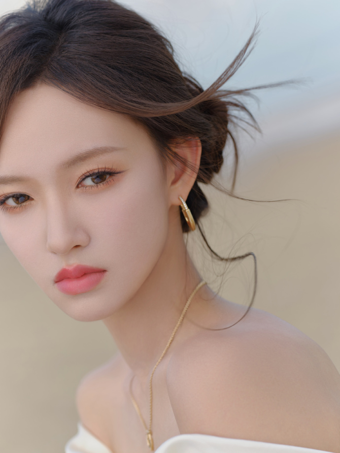 程潇最新时尚作品 展现曼妙身材