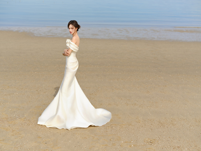 程潇最新时尚作品 展现曼妙身材