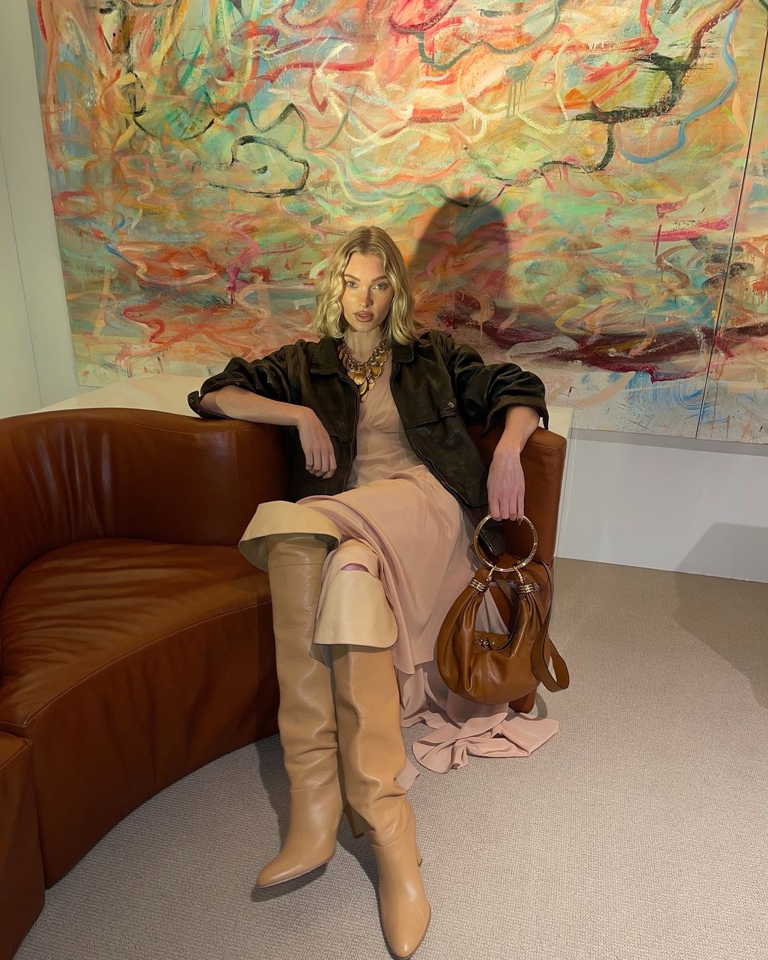 最新潮流秋冬靴款穿搭公式，长靴搭配长裙出乎意料的合拍