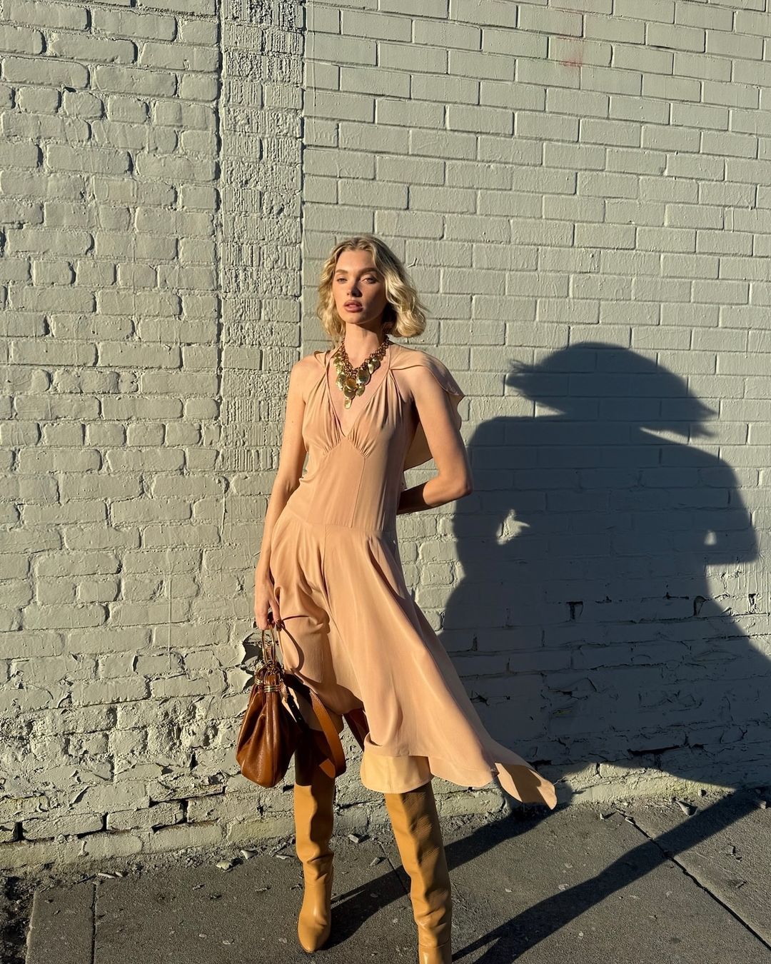 最新潮流秋冬靴款穿搭公式,长靴搭配长裙出乎意料的合拍