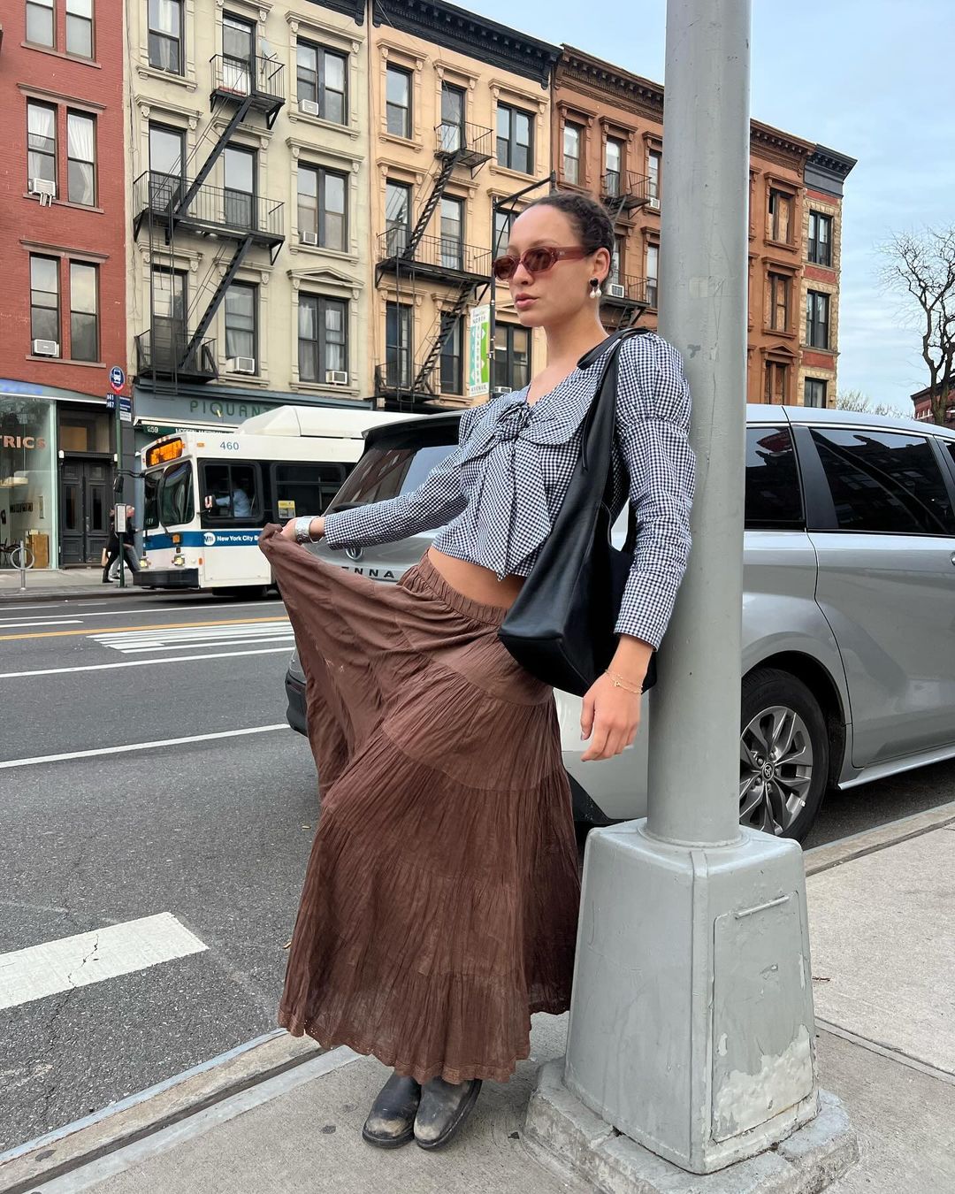 最新潮流秋冬靴款穿搭公式，长靴搭配长裙出乎意料的合拍