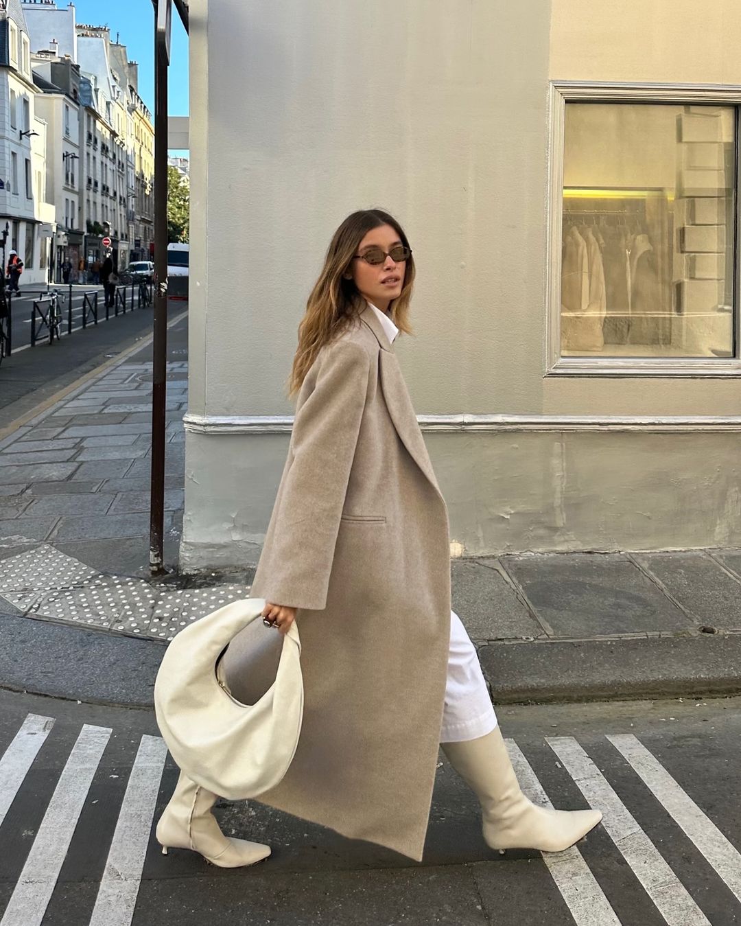 最新潮流秋冬靴款穿搭公式，长靴搭配长裙出乎意料的合拍