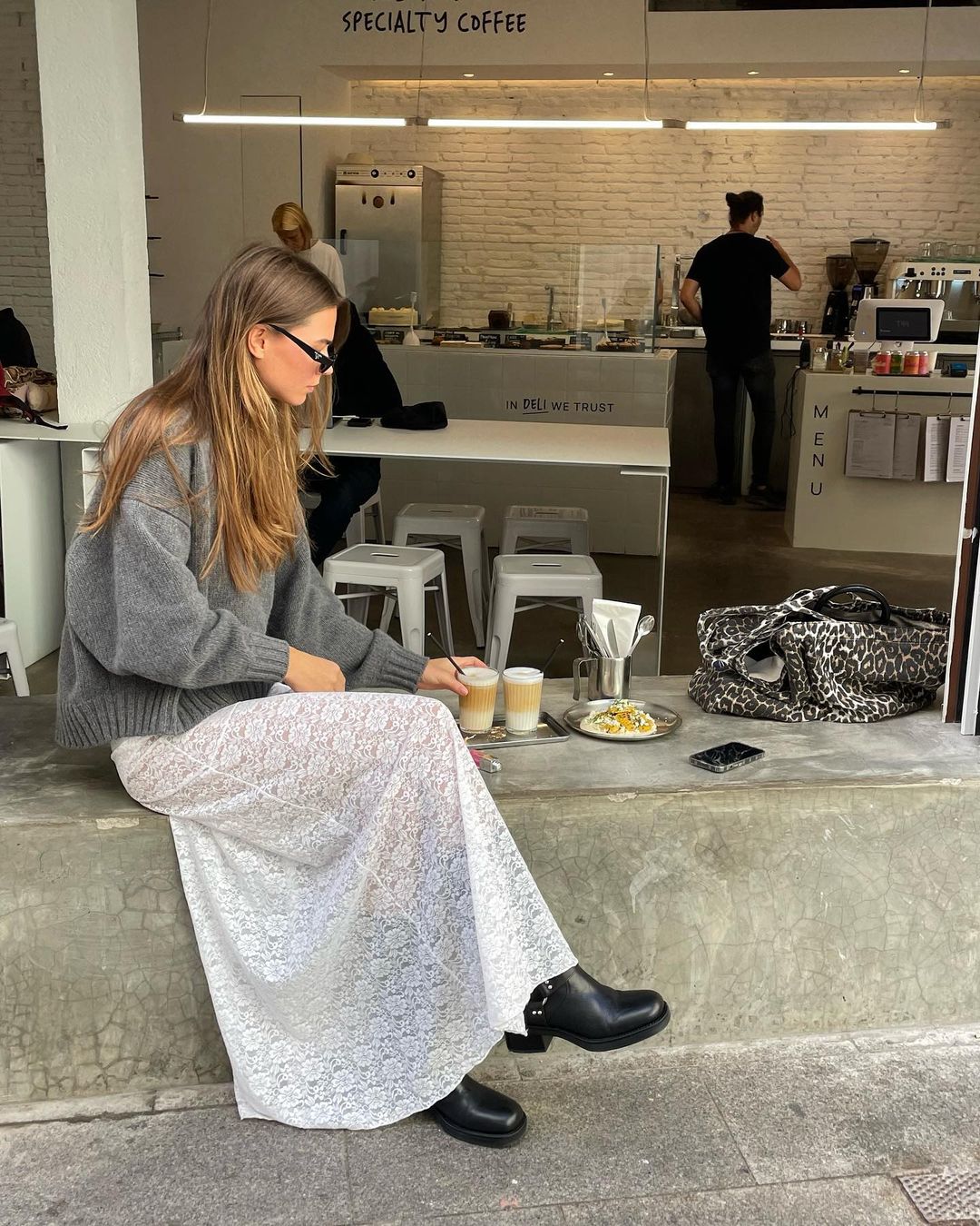 最新潮流秋冬靴款穿搭公式，长靴搭配长裙出乎意料的合拍