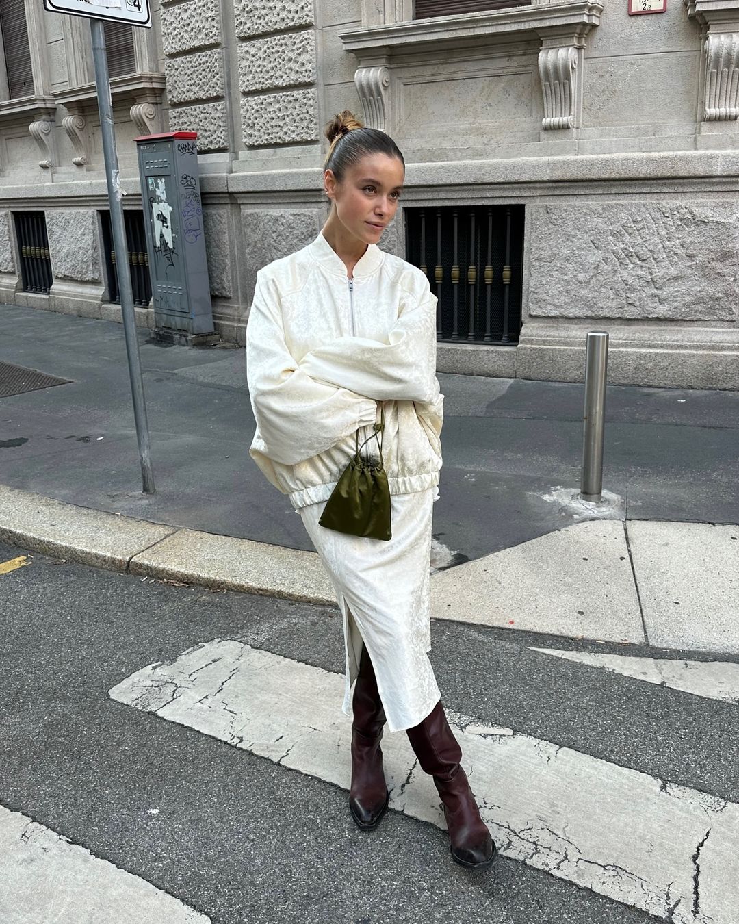 最新潮流秋冬靴款穿搭公式,长靴搭配长裙出乎意料的合拍