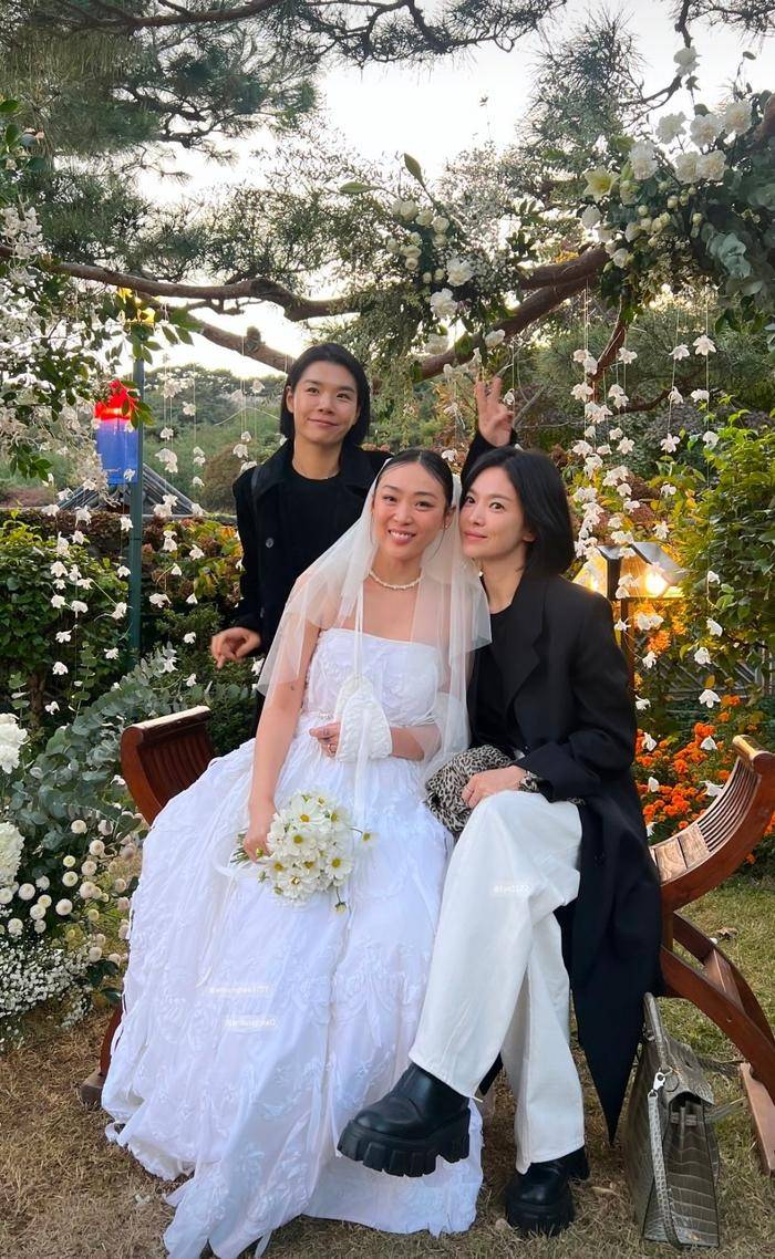 宋慧乔金高银Jennie婚礼争艳超美！边佑锡帅得像拍偶像剧-1