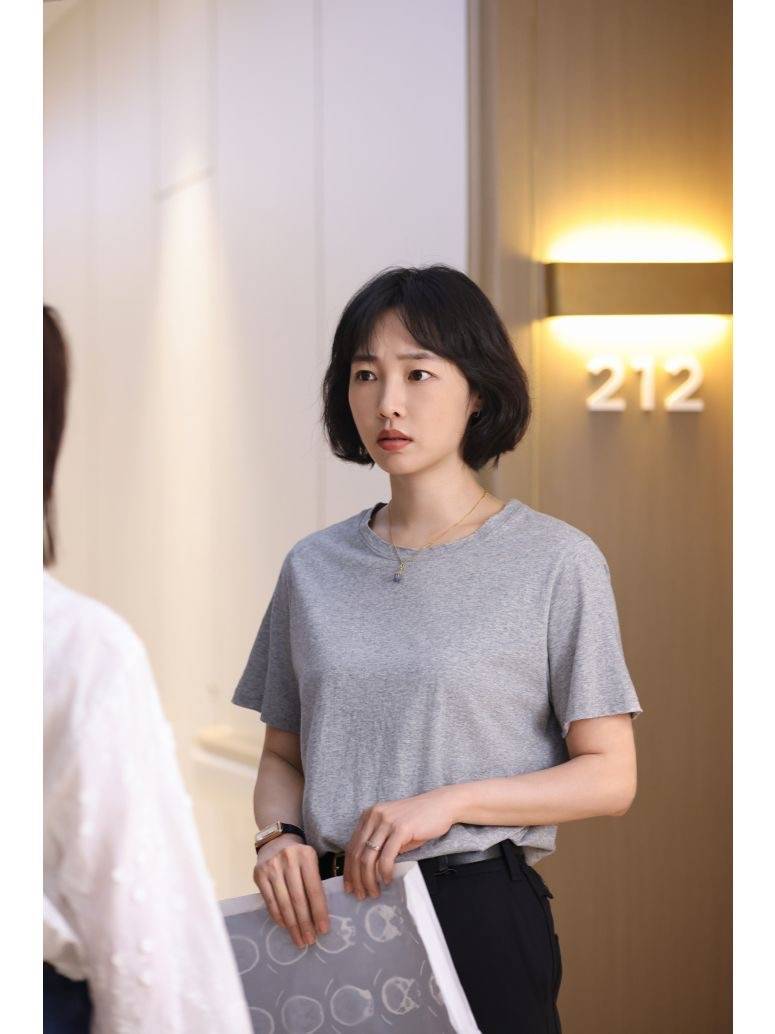 白百何新剧造型韵味十足，职业女性的干练与知性全然于一身！-11