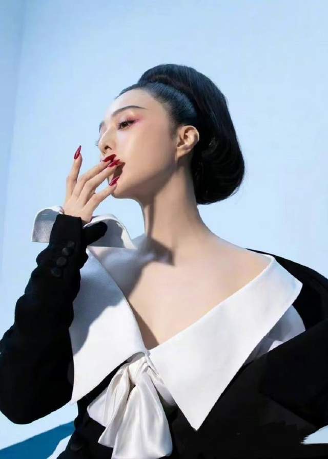 43岁范冰冰在国外真敢穿！真空穿西装展现撩人身材-3