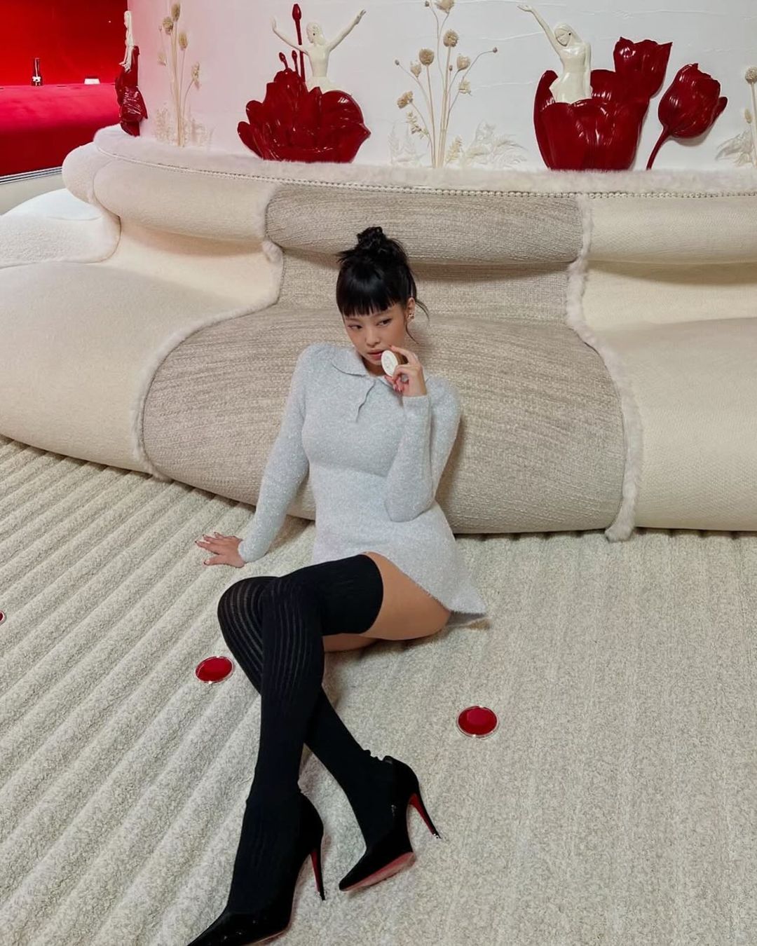 因为Jennie认识了日本服装品牌 Bibiy,发现创办人小松友结子好会穿