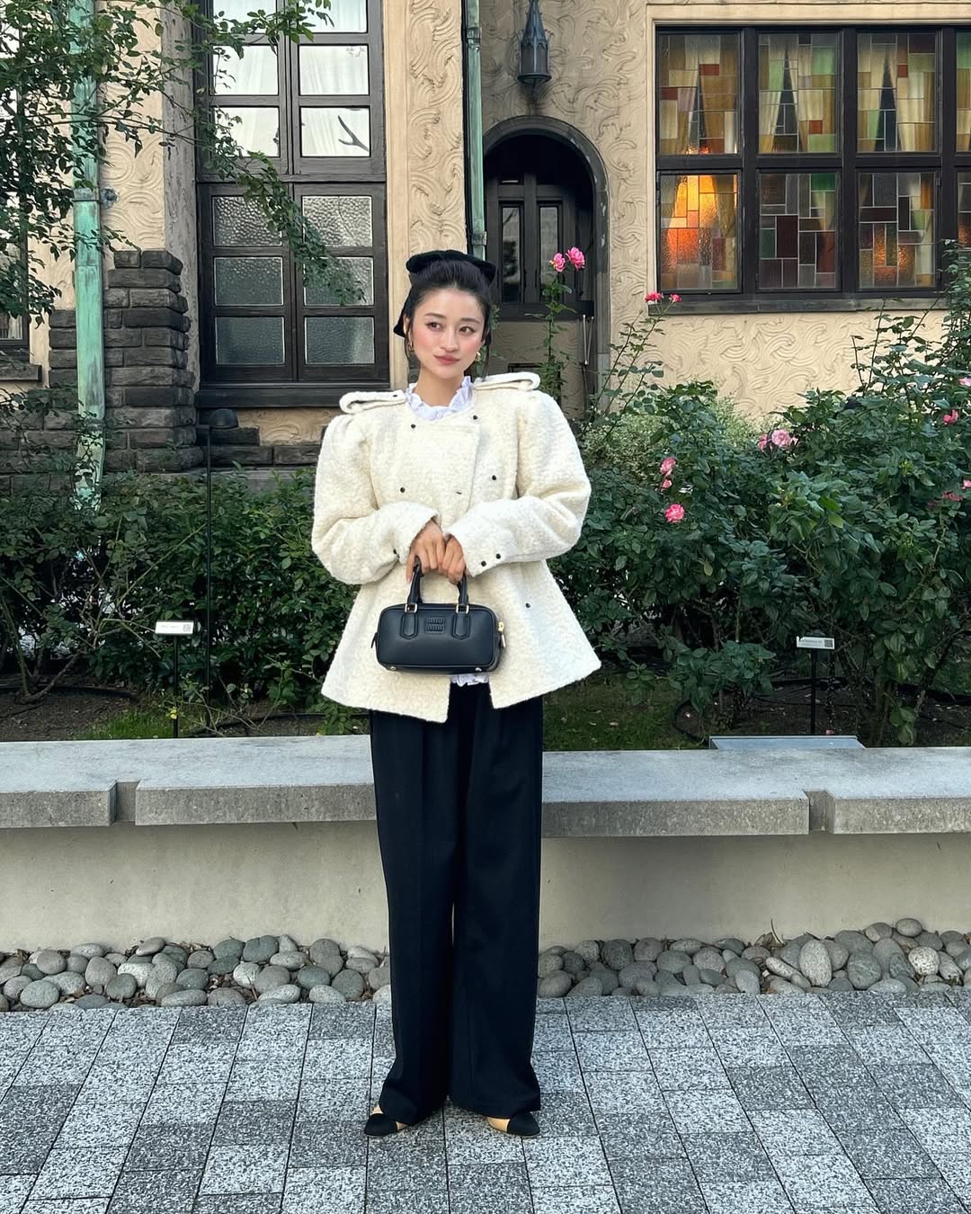 因为Jennie认识了日本服装品牌 Bibiy,发现创办人小松友结子好会穿