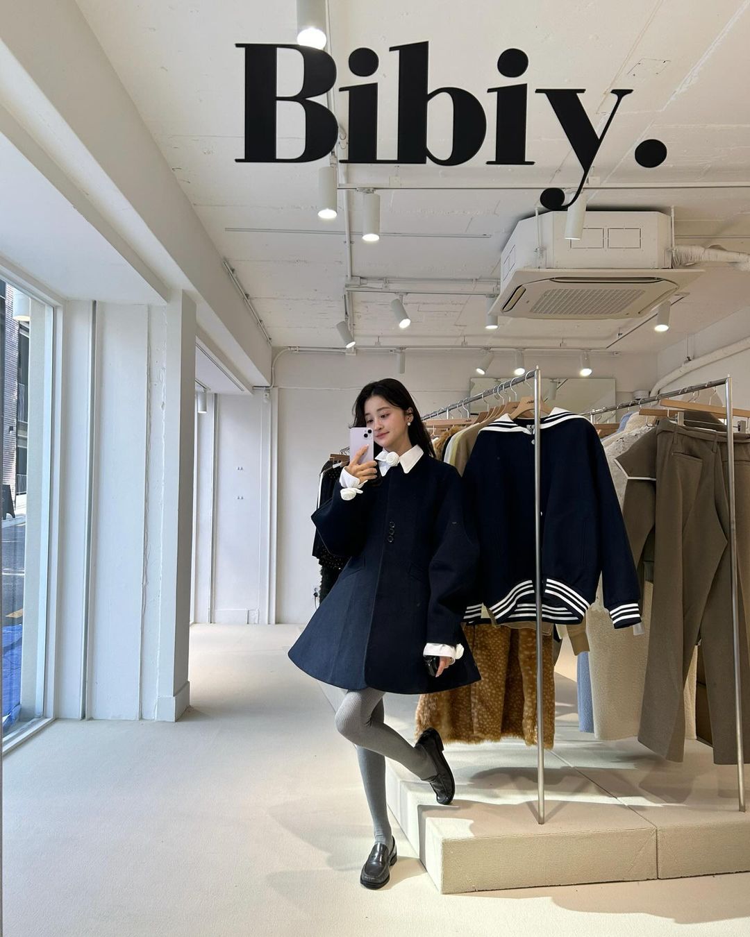 因为Jennie认识了日本服装品牌 Bibiy,发现创办人小松友结子好会穿