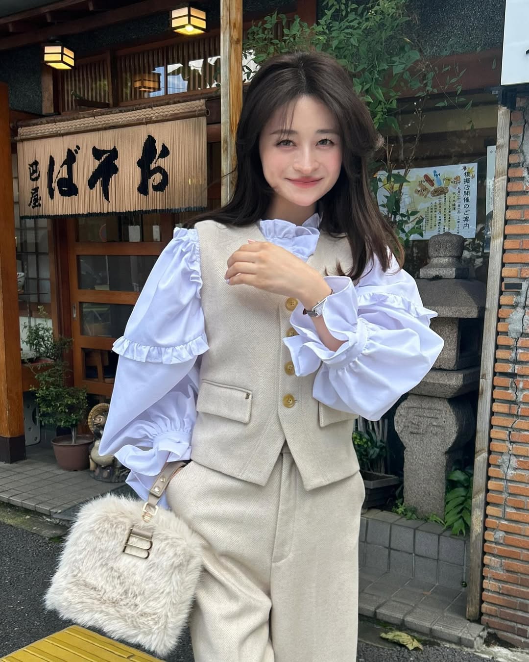 因为Jennie认识了日本服装品牌 Bibiy,发现创办人小松友结子好会穿