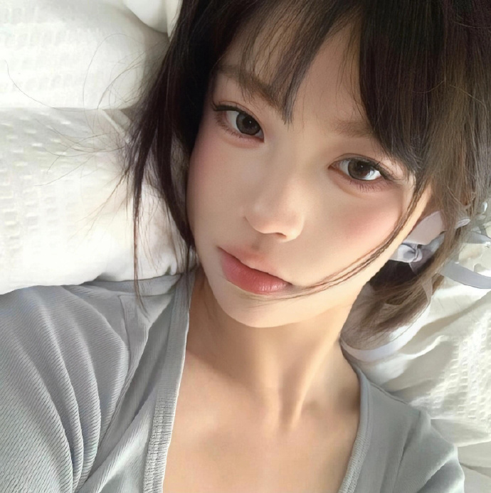 妻子被人灌酒 丈夫就在一旁冷眼旁观