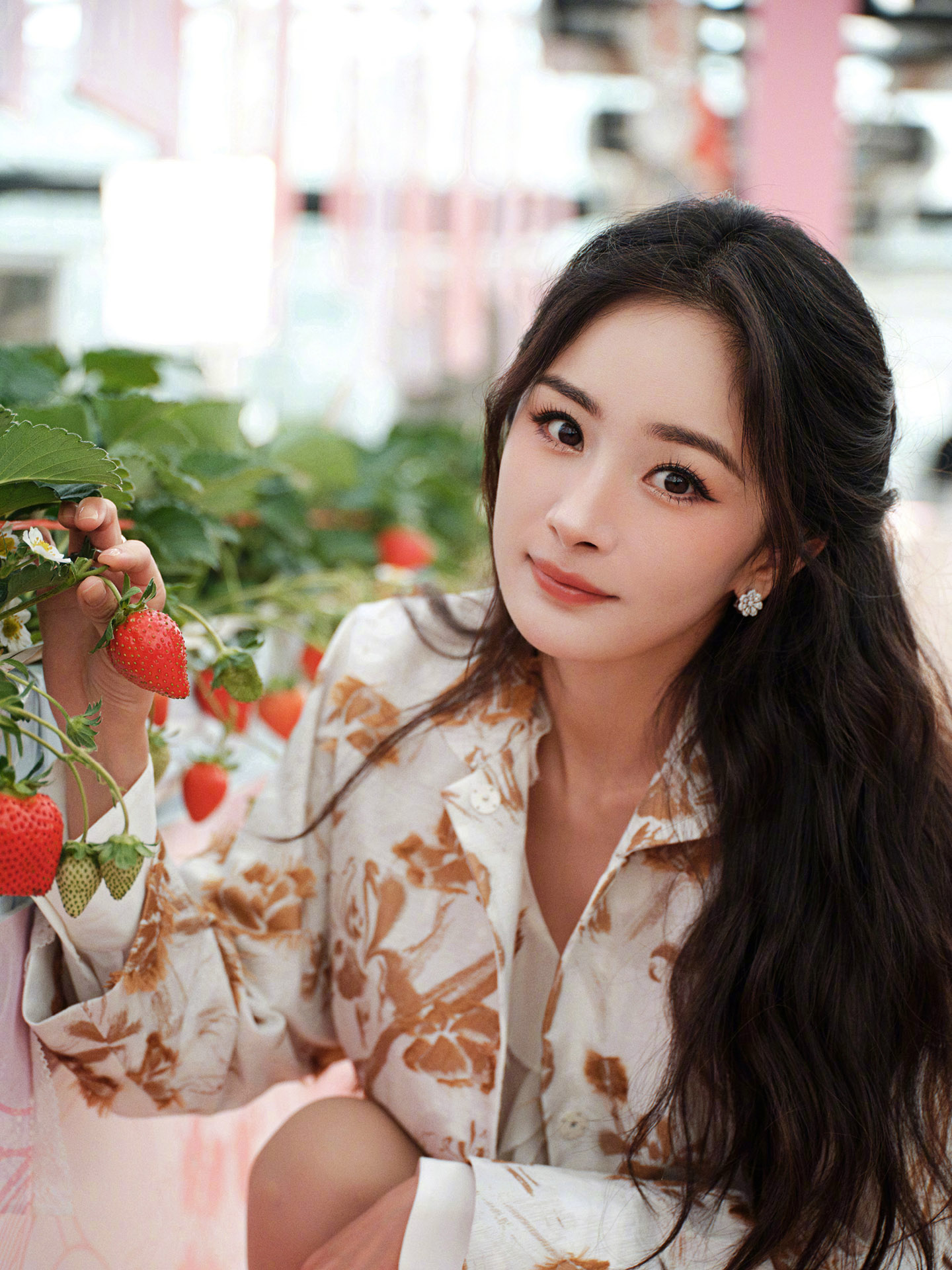 杨幂穿碎花裙与草莓合影，实在太美了