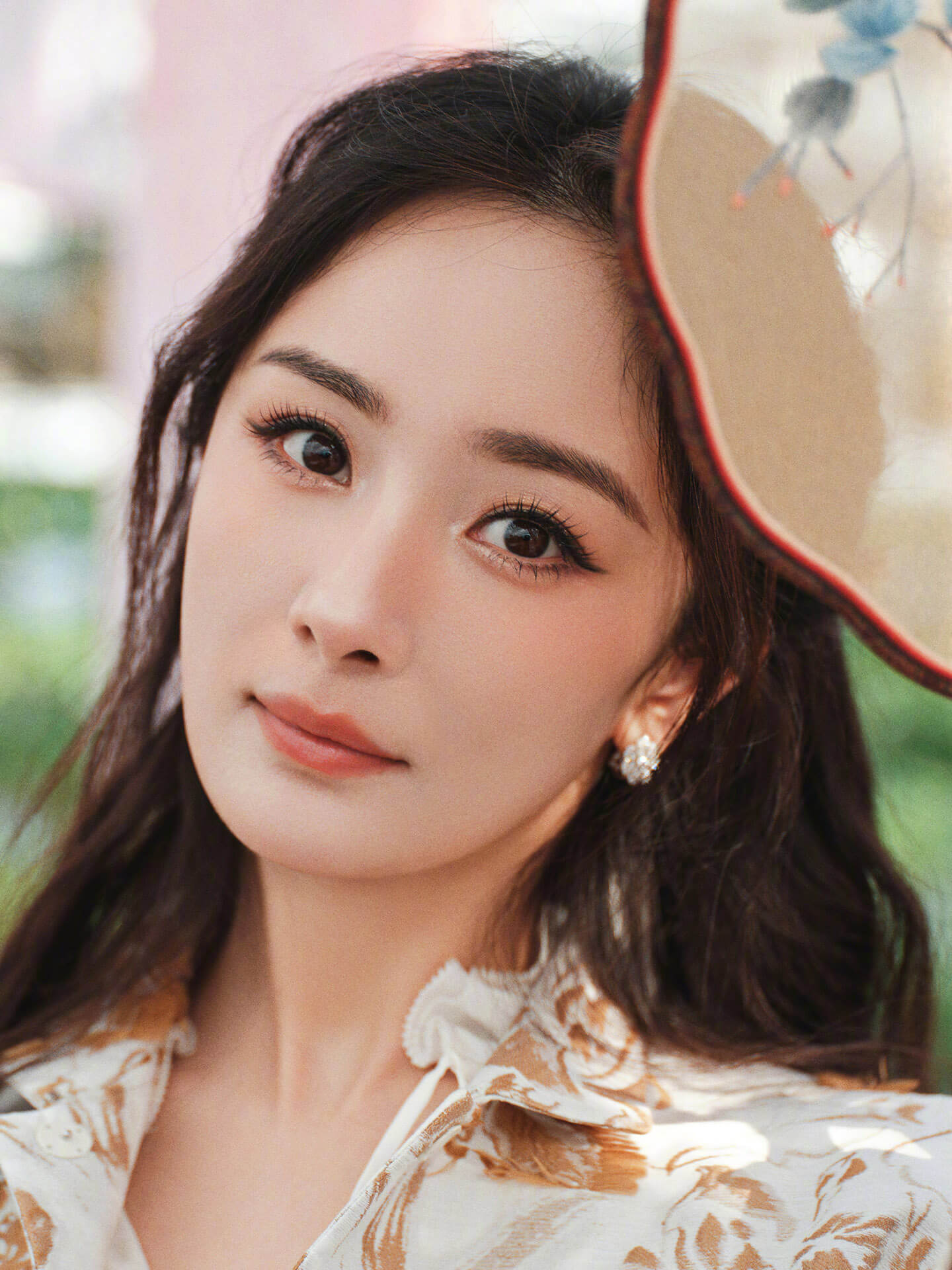 杨幂穿碎花裙与草莓合影，实在太美了