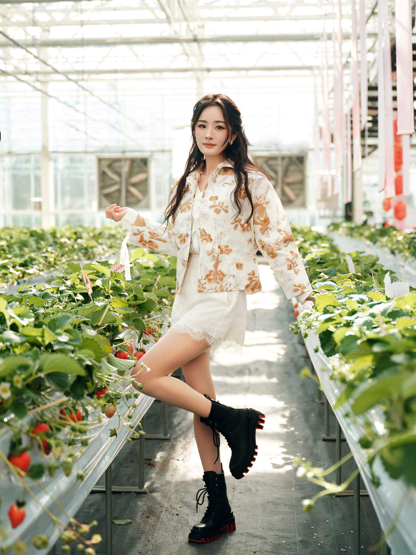 杨幂穿碎花裙与草莓合影，实在太美了