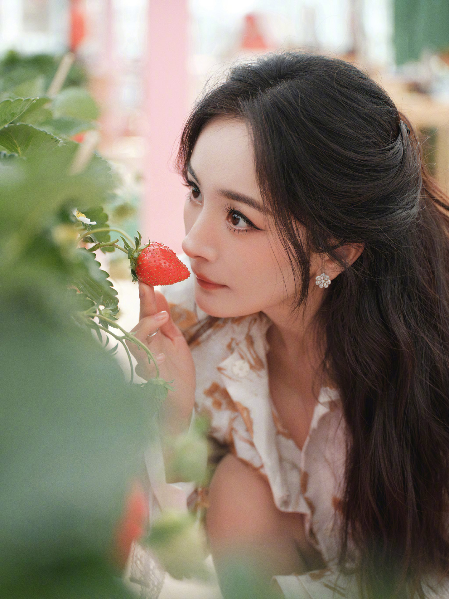 杨幂穿碎花裙与草莓合影，实在太美了
