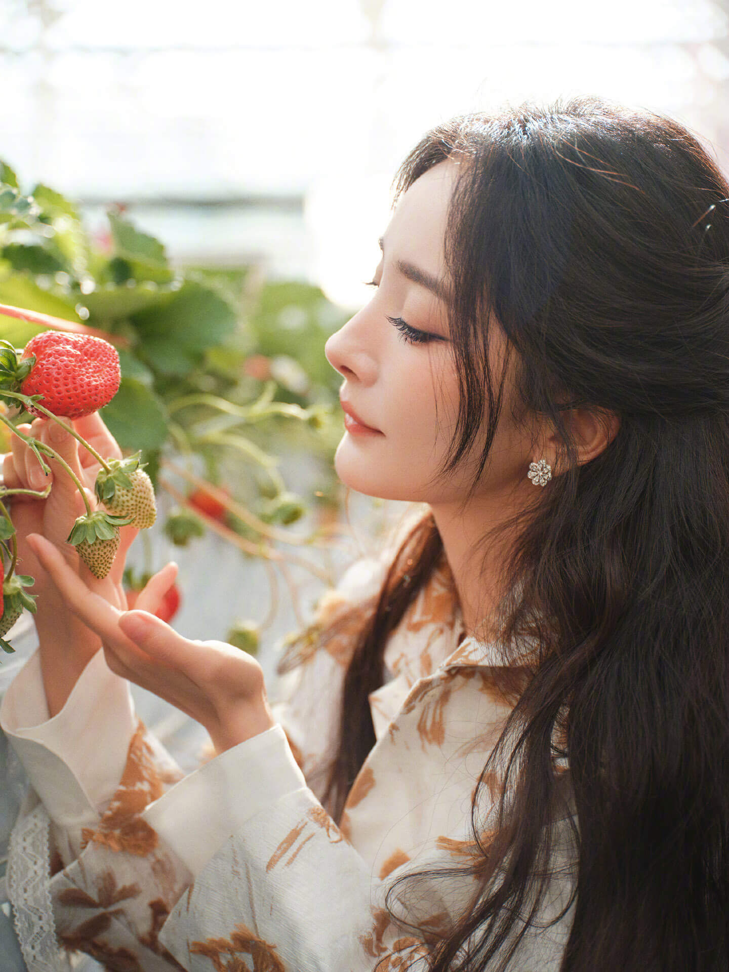 杨幂穿碎花裙与草莓合影，实在太美了