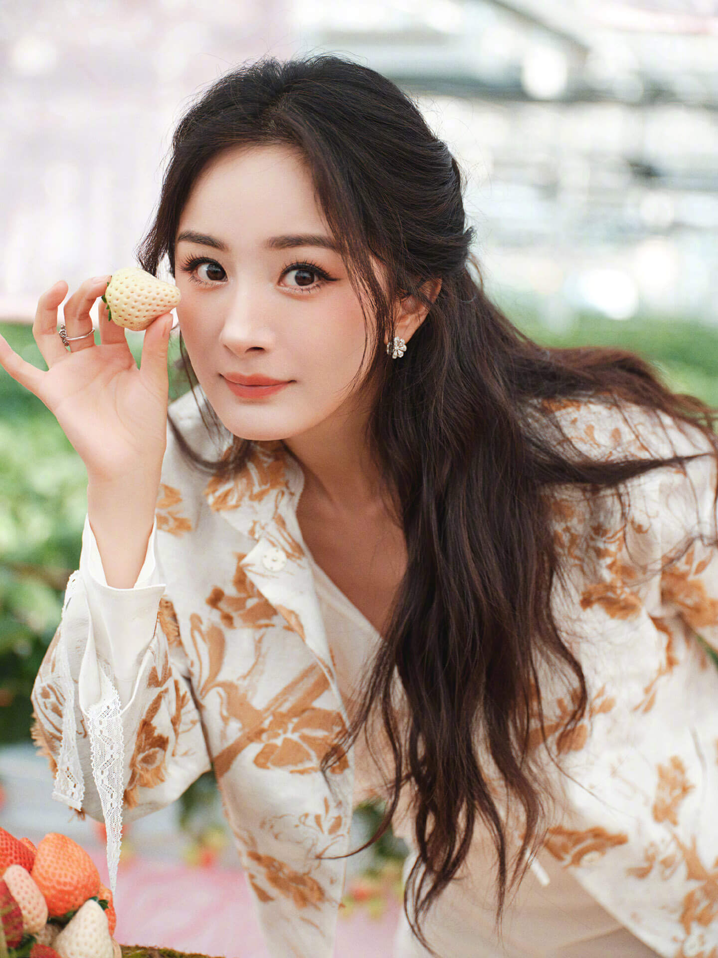 杨幂穿碎花裙与草莓合影，实在太美了