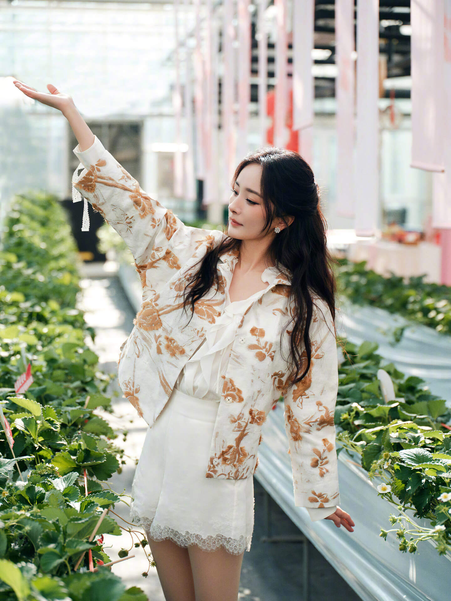 杨幂穿碎花裙与草莓合影，实在太美了