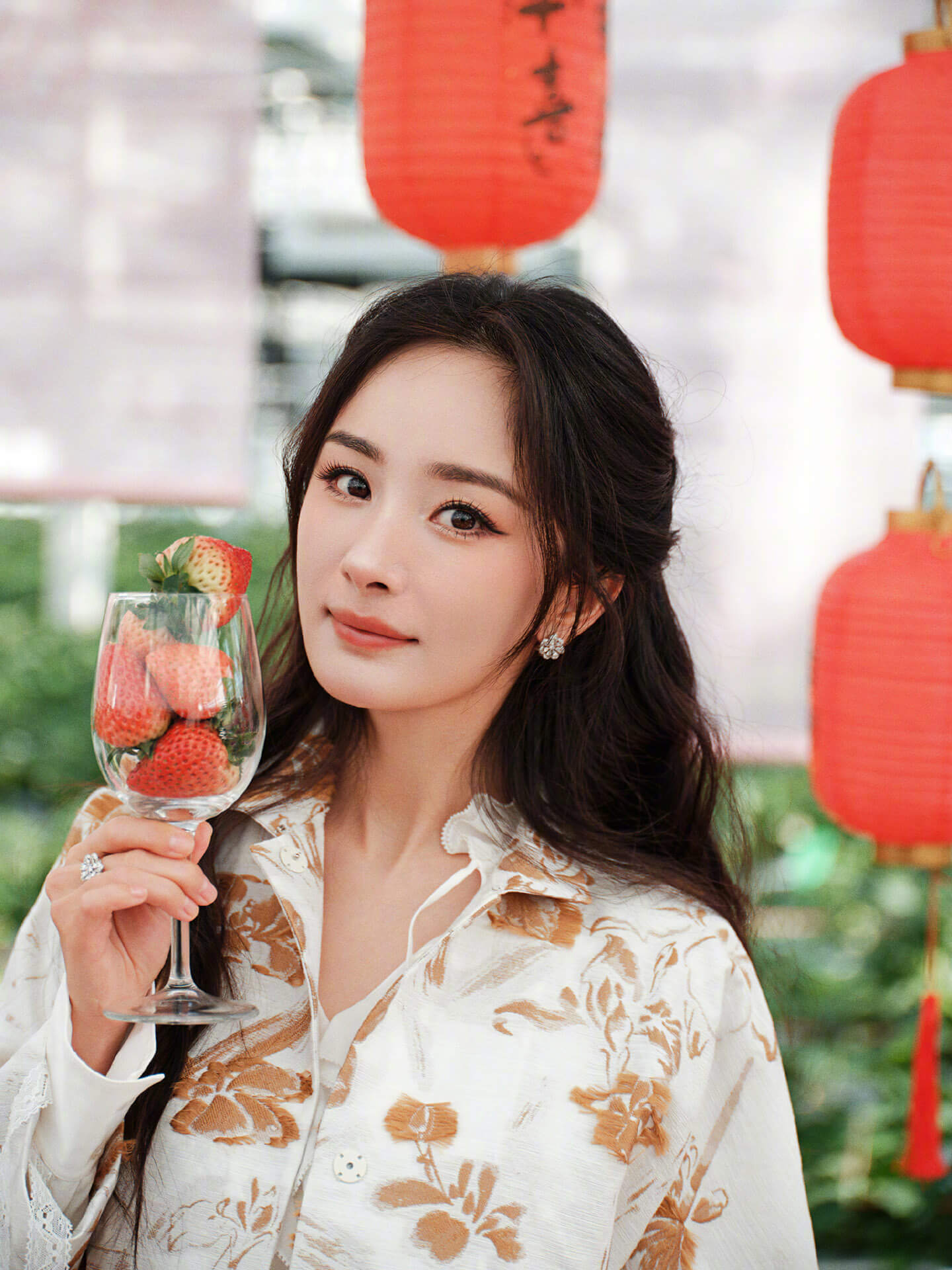 杨幂穿碎花裙与草莓合影，实在太美了