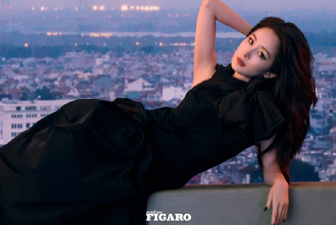 杨幂上《MadamFingaro》杂志封面，两套高定展现女人之美