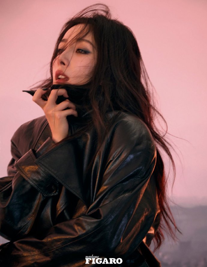 杨幂上《MadamFingaro》杂志封面，两套高定展现女人之美