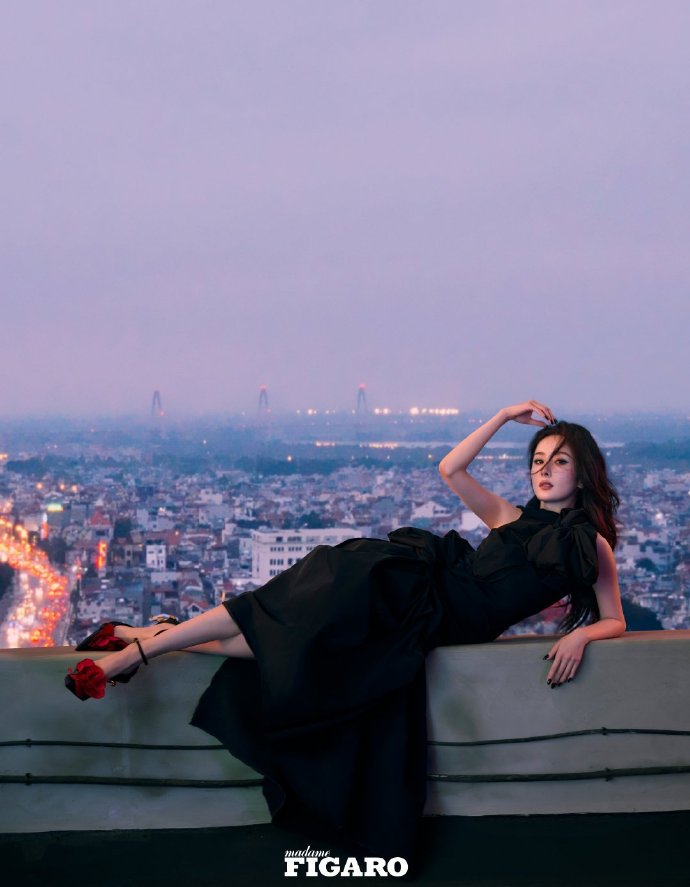 杨幂上《MadamFingaro》杂志封面，两套高定展现女人之美