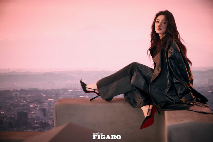 杨幂上《MadamFingaro》杂志封面，两套高定展现女人之美