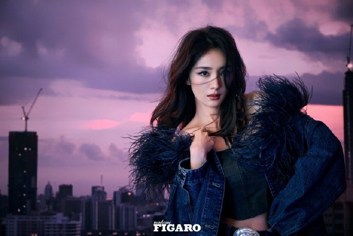 杨幂上《MadamFingaro》杂志封面，两套高定展现女人之美