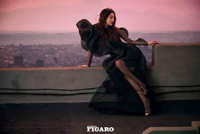 杨幂上《MadamFingaro》杂志封面，两套高定展现女人之美