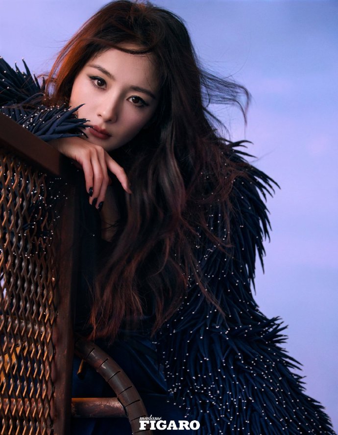 杨幂上《MadamFingaro》杂志封面，两套高定展现女人之美