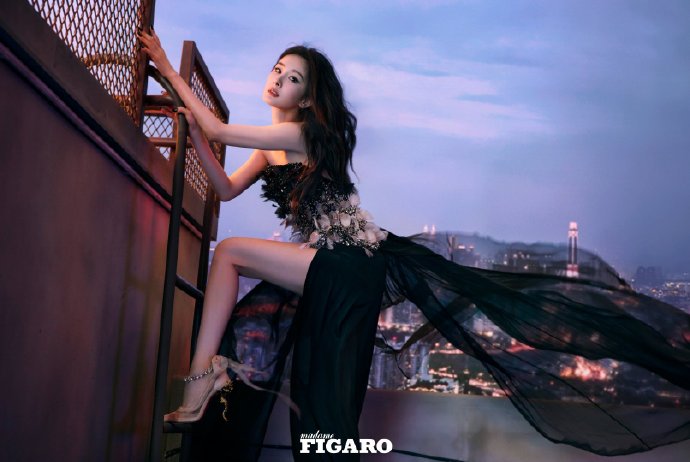 杨幂上《MadamFingaro》杂志封面，两套高定展现女人之美