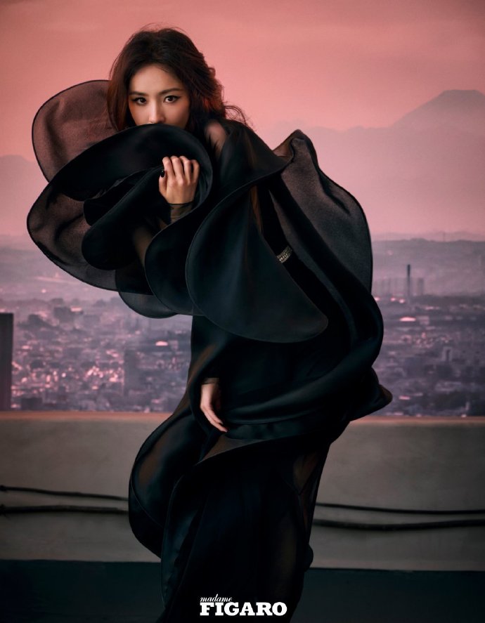 杨幂上《MadamFingaro》杂志封面，两套高定展现女人之美
