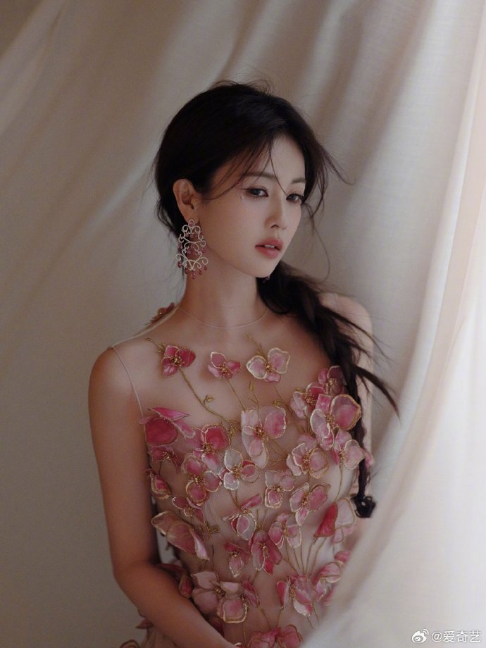 杨幂上《MadamFingaro》杂志封面，两套高定展现女人之美