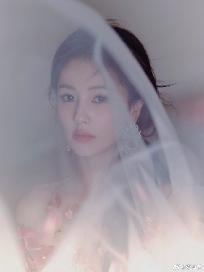 杨幂上《MadamFingaro》杂志封面，两套高定展现女人之美