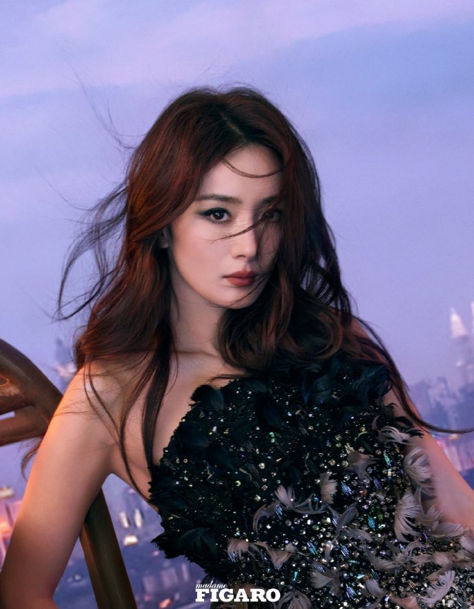 杨幂上《MadamFingaro》杂志封面，两套高定展现女人之美