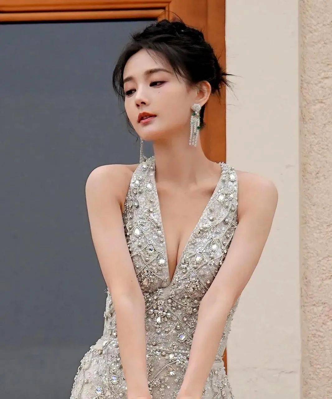 李一桐财阀千金出场!肤白貌美偶尔露出事业线性感撩人-2 李一桐财阀千金出场!肤白貌美偶尔露出事业线性感撩人