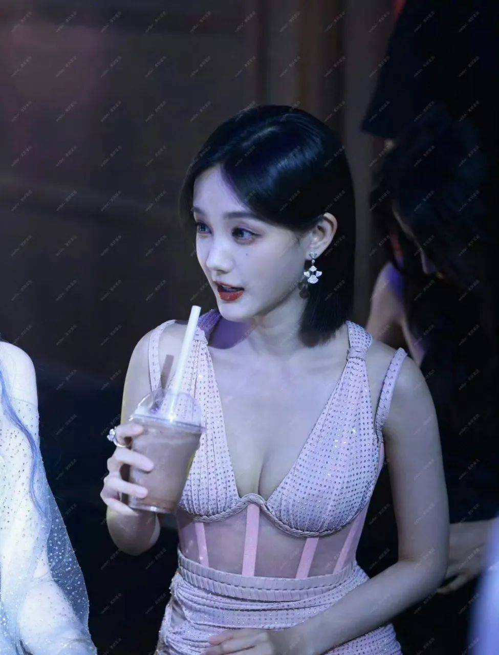 李一桐财阀千金出场!肤白貌美偶尔露出事业线性感撩人-7 李一桐财阀千金出场!肤白貌美偶尔露出事业线性感撩人