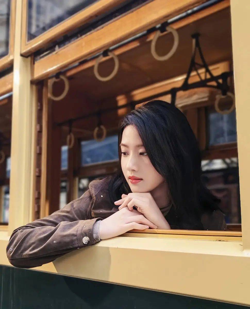 卢昱晓的美拉德色系穿搭：恬静优雅，笑容如花-3