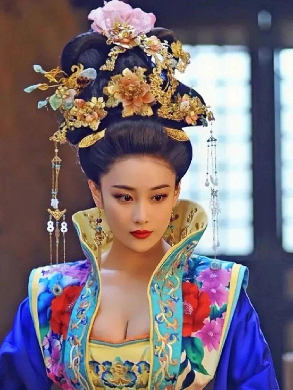 张馨予顶1斤重的金冠拍戏！曾经魔鬼身材是性感火辣的足球宝贝-4