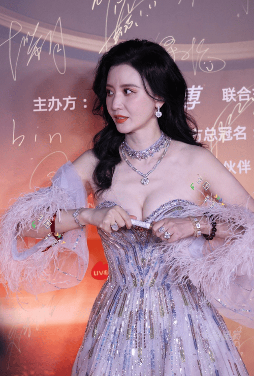 张萌穿紫色抹胸裙露出傲人事业线！魔鬼身材性感火辣-3