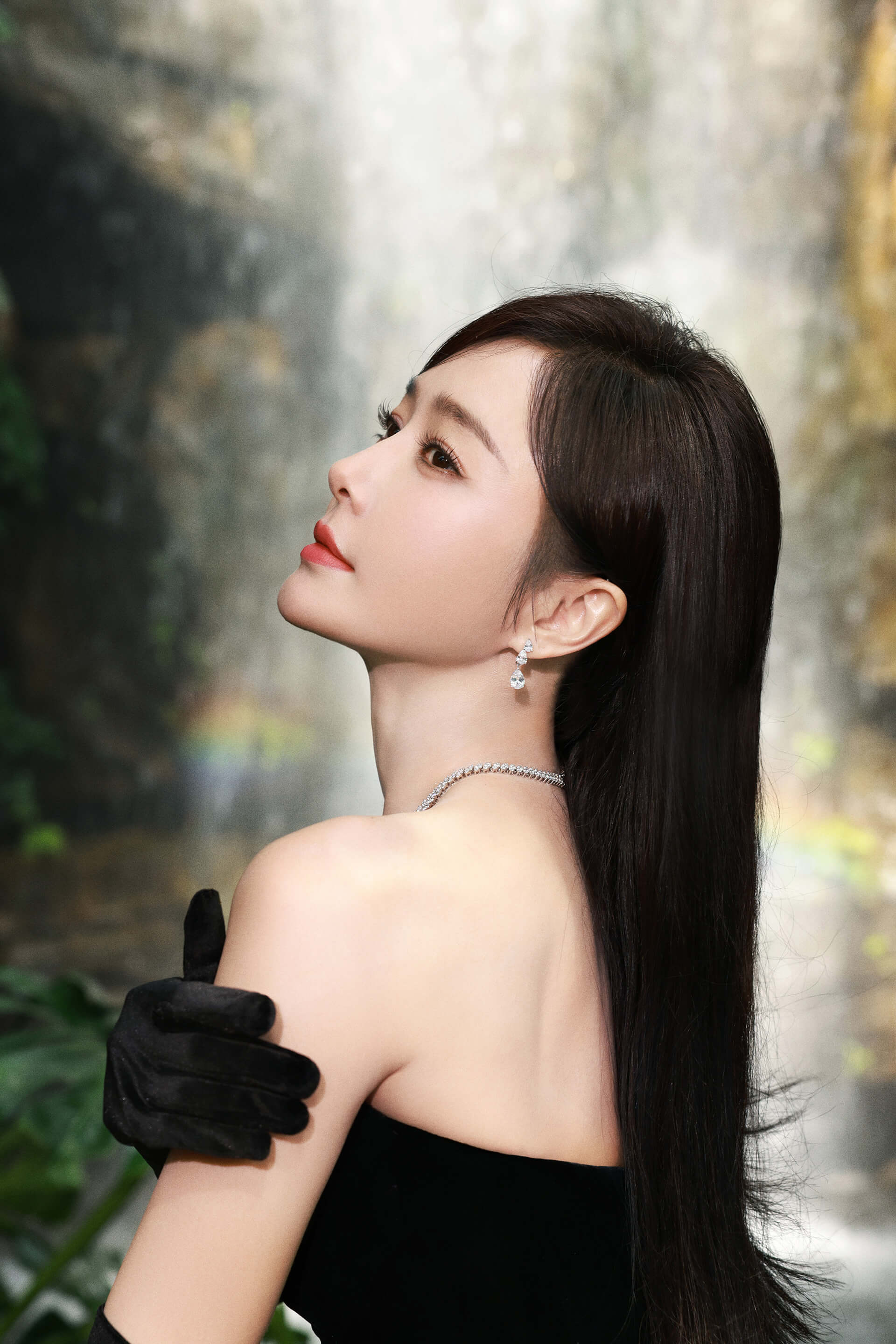 秦岚最新时尚大片：水幕落下，薄雾渐起，葳蕤生香，一起感受温润的自然之力