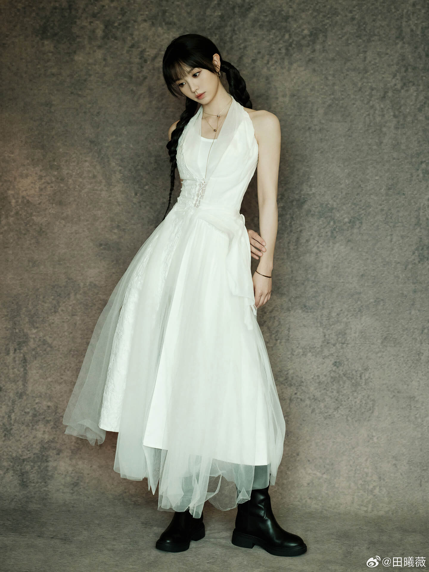 田曦薇双麻花辫造型