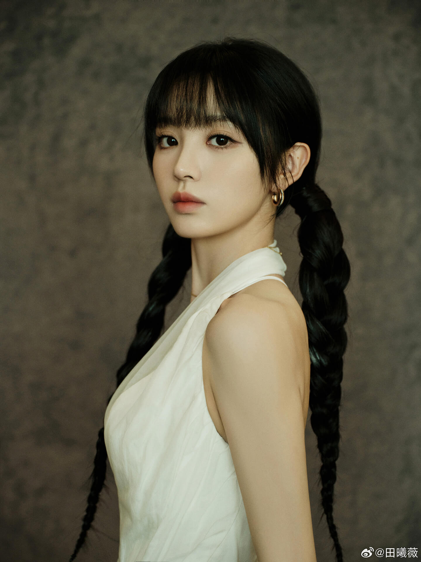 田曦薇双麻花辫造型