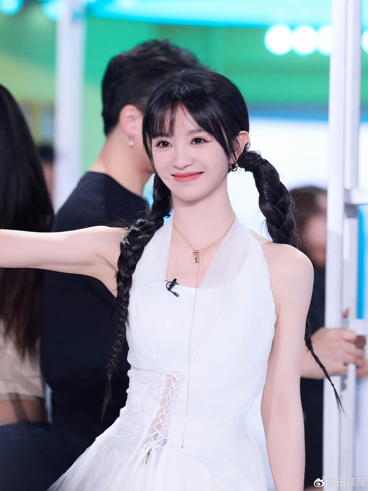 田曦薇双麻花辫造型