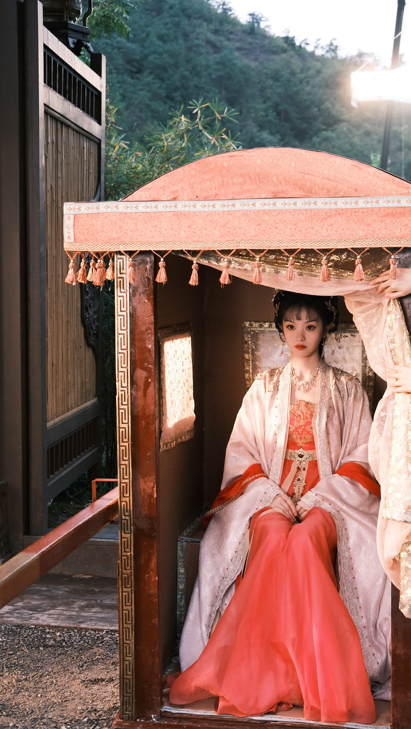 田曦薇发文告别临安，下部作品见！