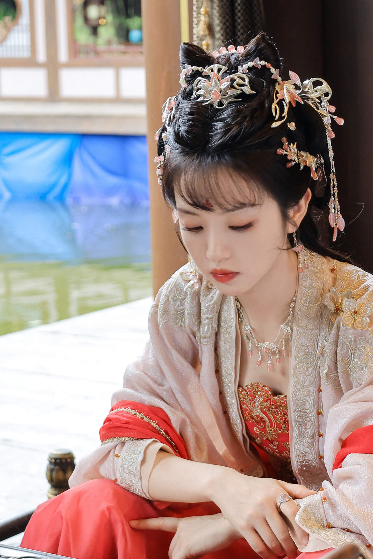 田曦薇发文告别临安，下部作品见！